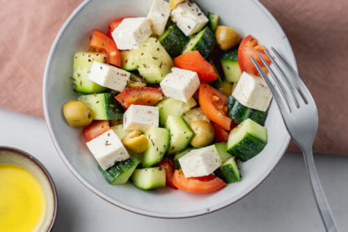 Griechischer Salat mit Feta (Low Carb) | FitnessFoodie.de